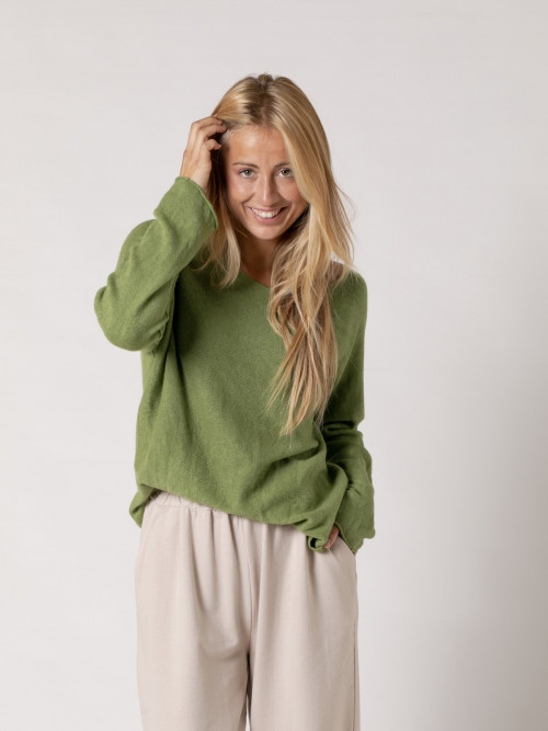 Must-have boat neck sweater  verde trendy colour