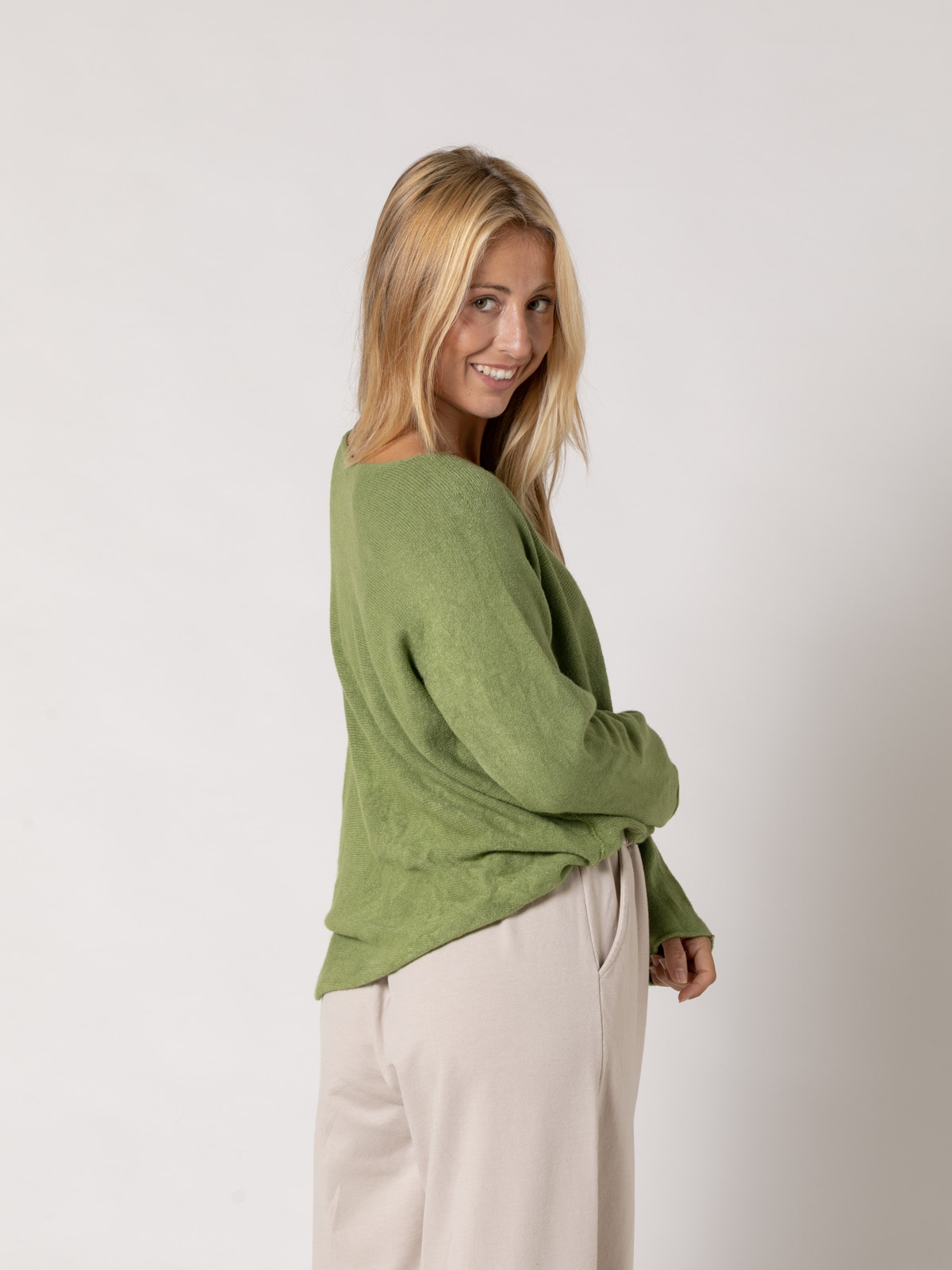 Must-have boat neck sweater  verde trendy colour