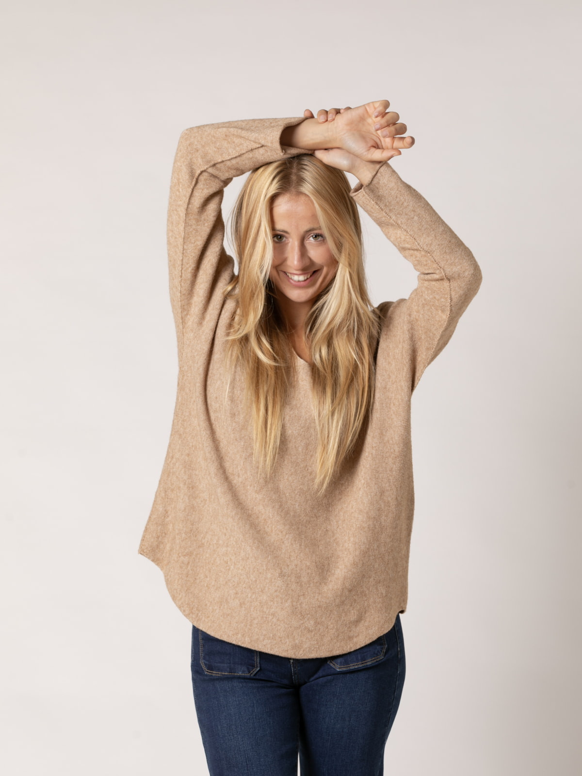 Jersey must escote en pico color camel melange