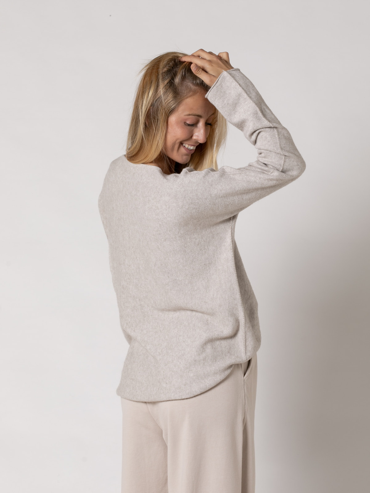 Must-have V-neck sweater  TAUPE CLARO colour