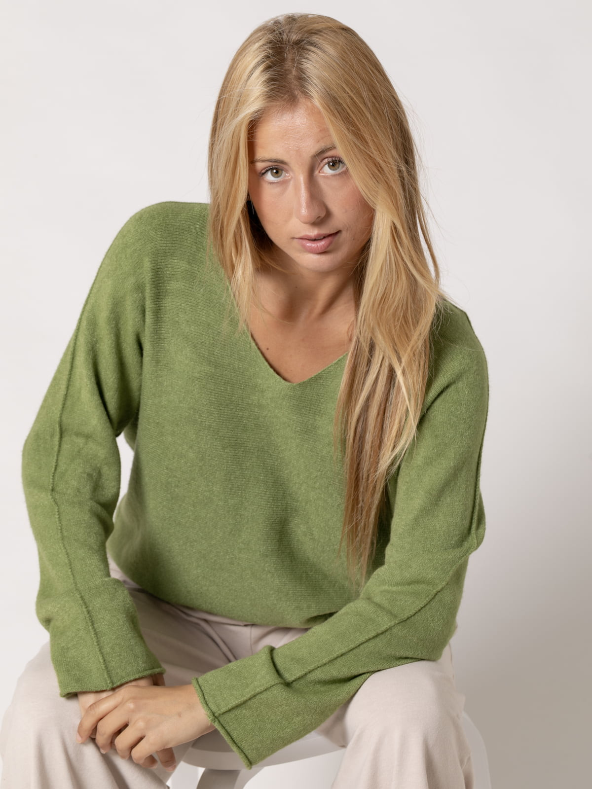 Must-have V-neck sweater  verde trendy colour