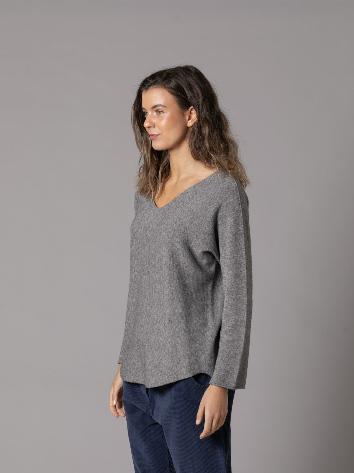 Jersey must escote en pico color gris medio