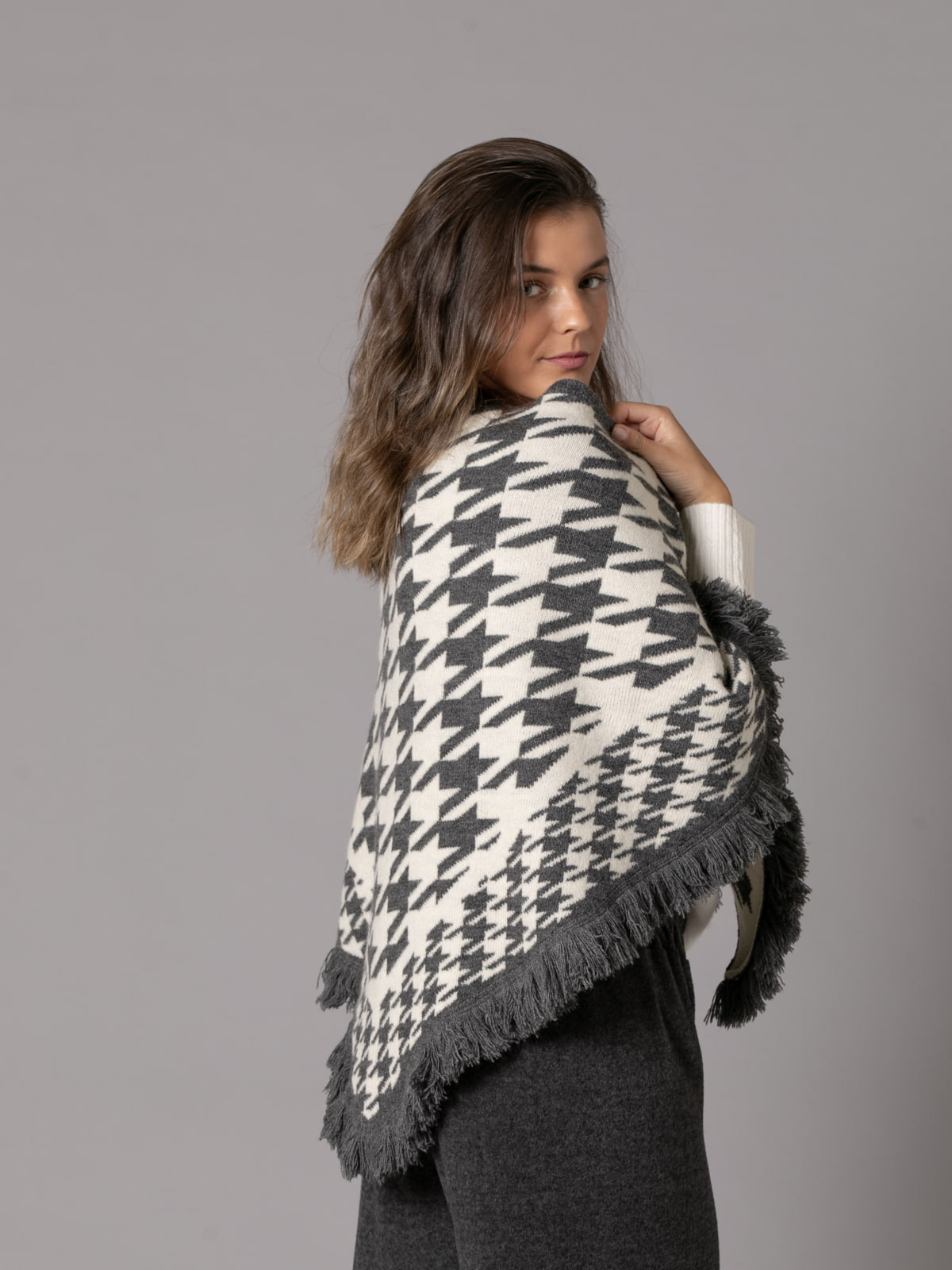 Houndstooth fringed triangle scarf  Grey colour