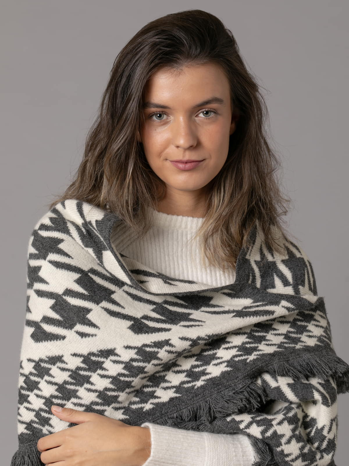 Houndstooth fringed triangle scarf  Grey colour