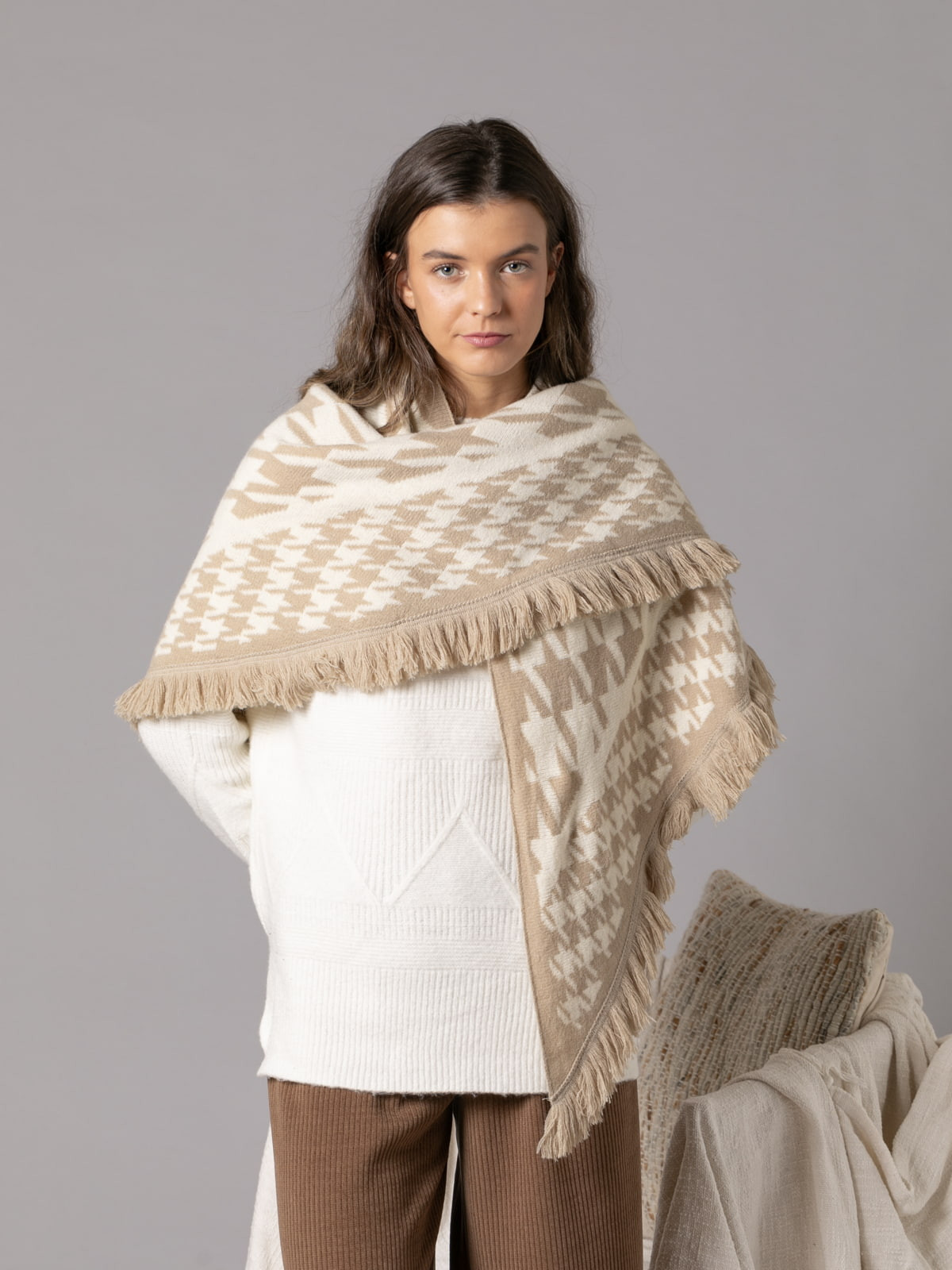 Houndstooth fringed triangle scarf  Beige colour