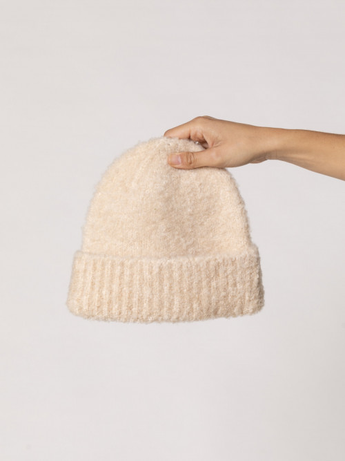 Gorro liso rizado color Beige