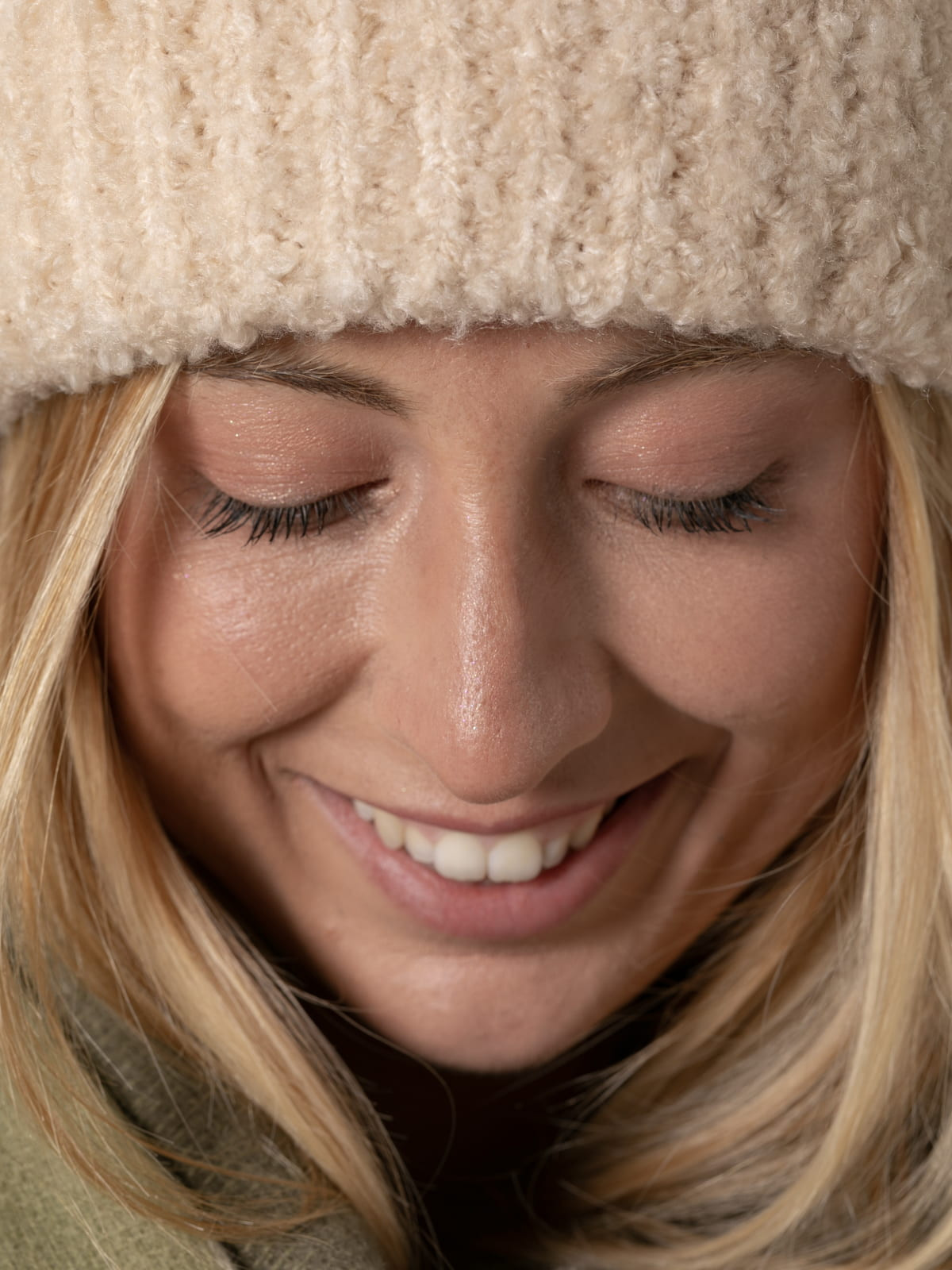 Curly plain hat  Beige colour