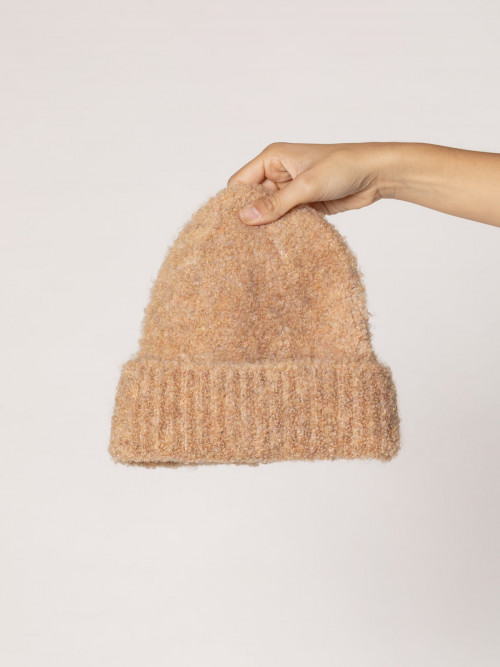 Gorro liso rizado color Camel