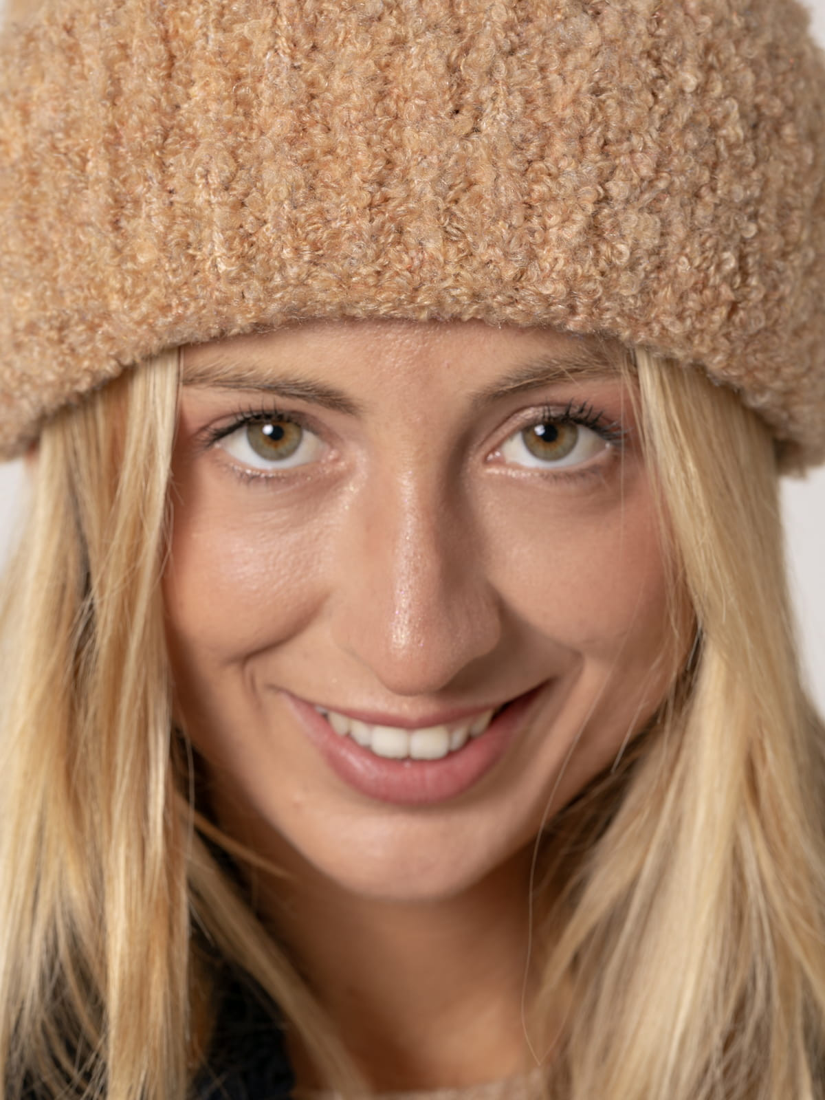 Curly plain hat  Camel colour