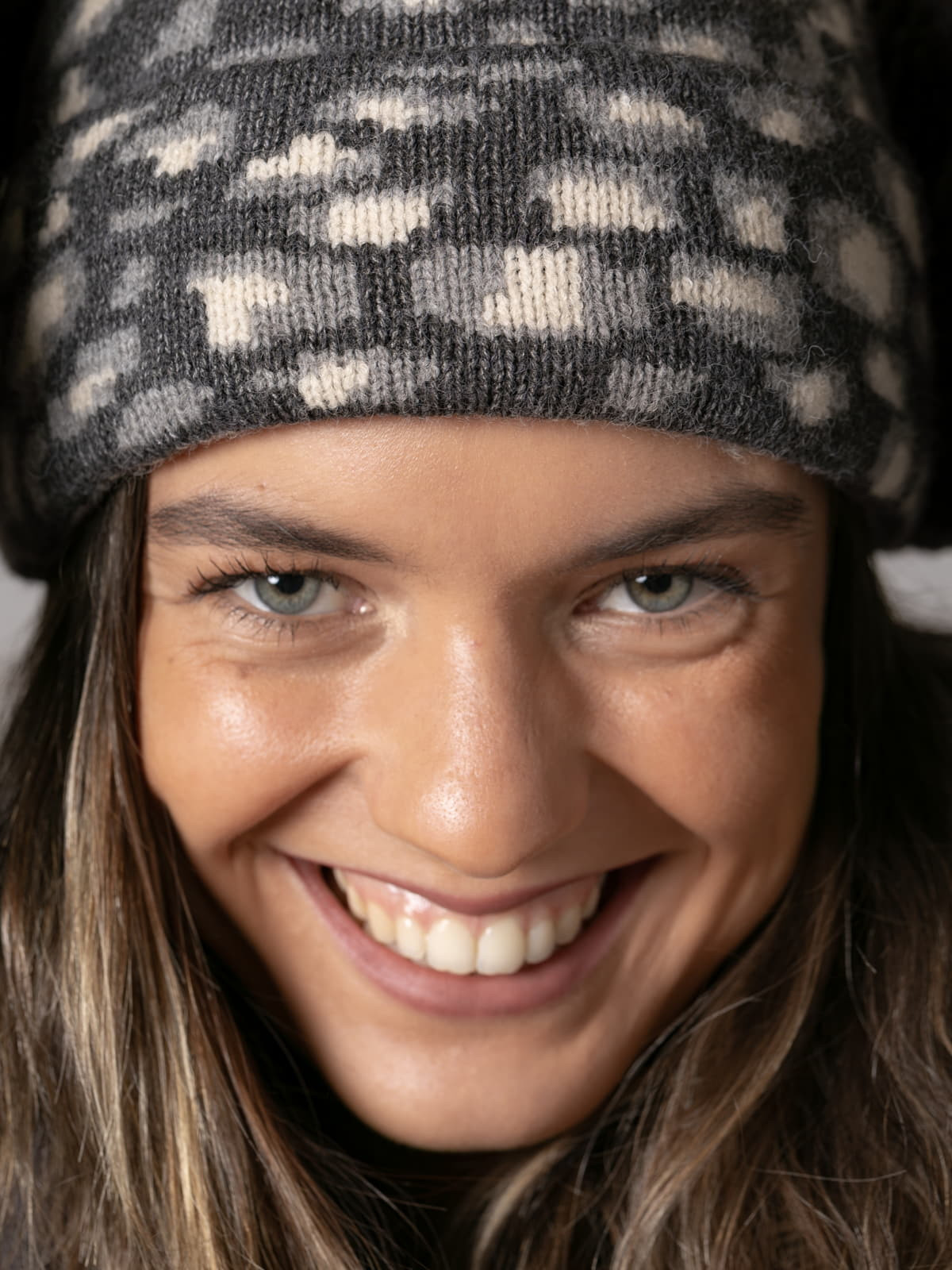 Gorro animal print color Gris