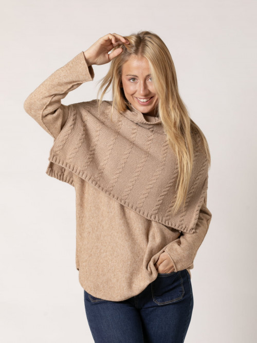 poncho corto cuello subido color Camel