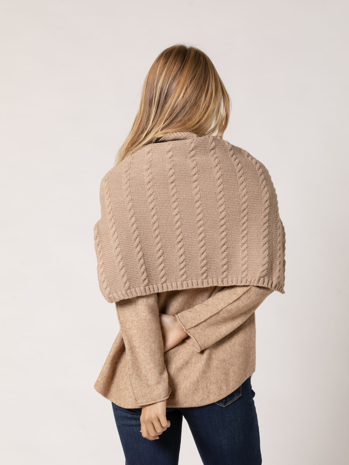 poncho corto cuello subido color Camel