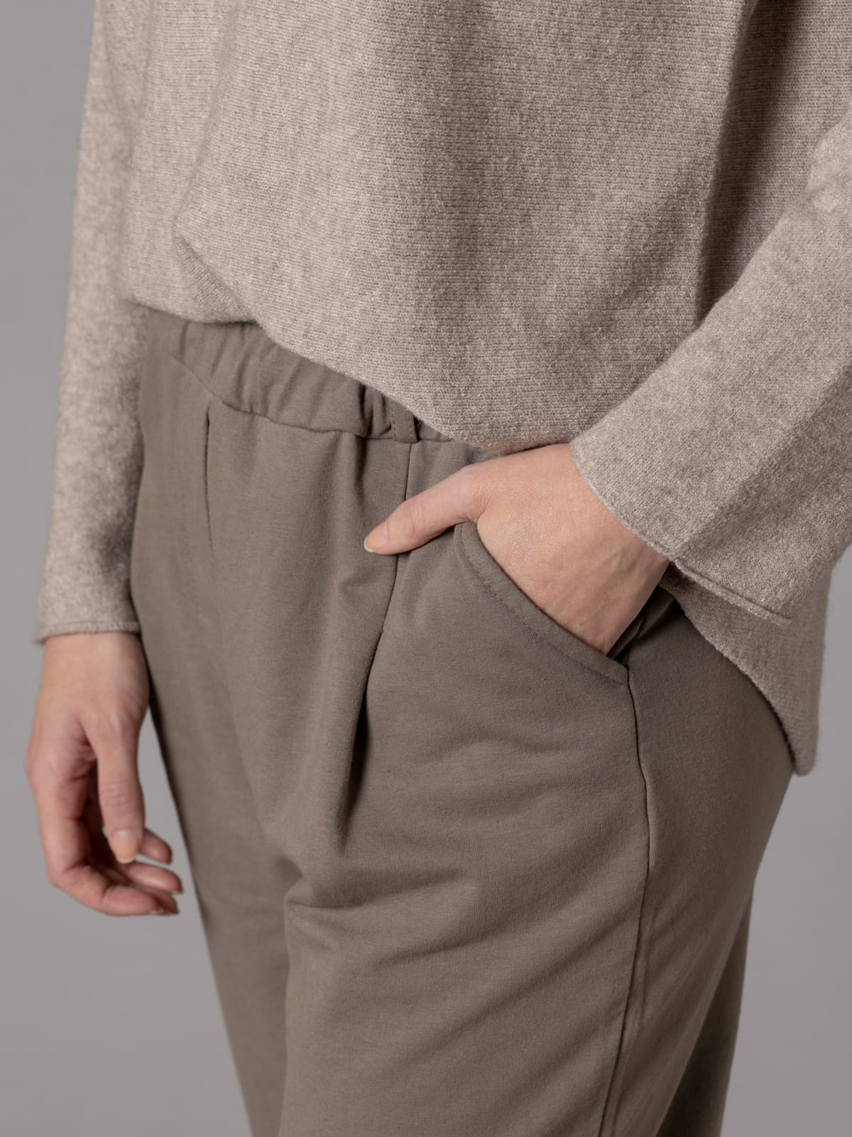 Pantalón trendy felpa algodón 100% color Taupe