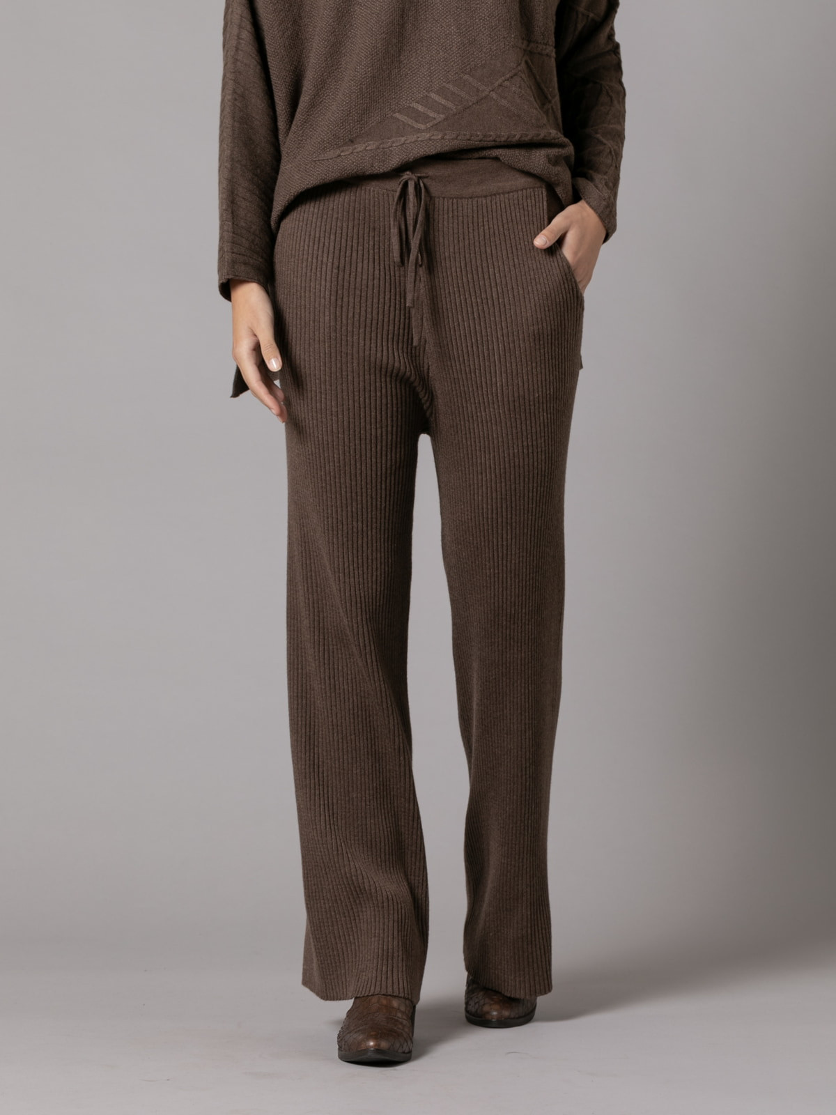 Soft ribbed knit pants  Marrón  colour