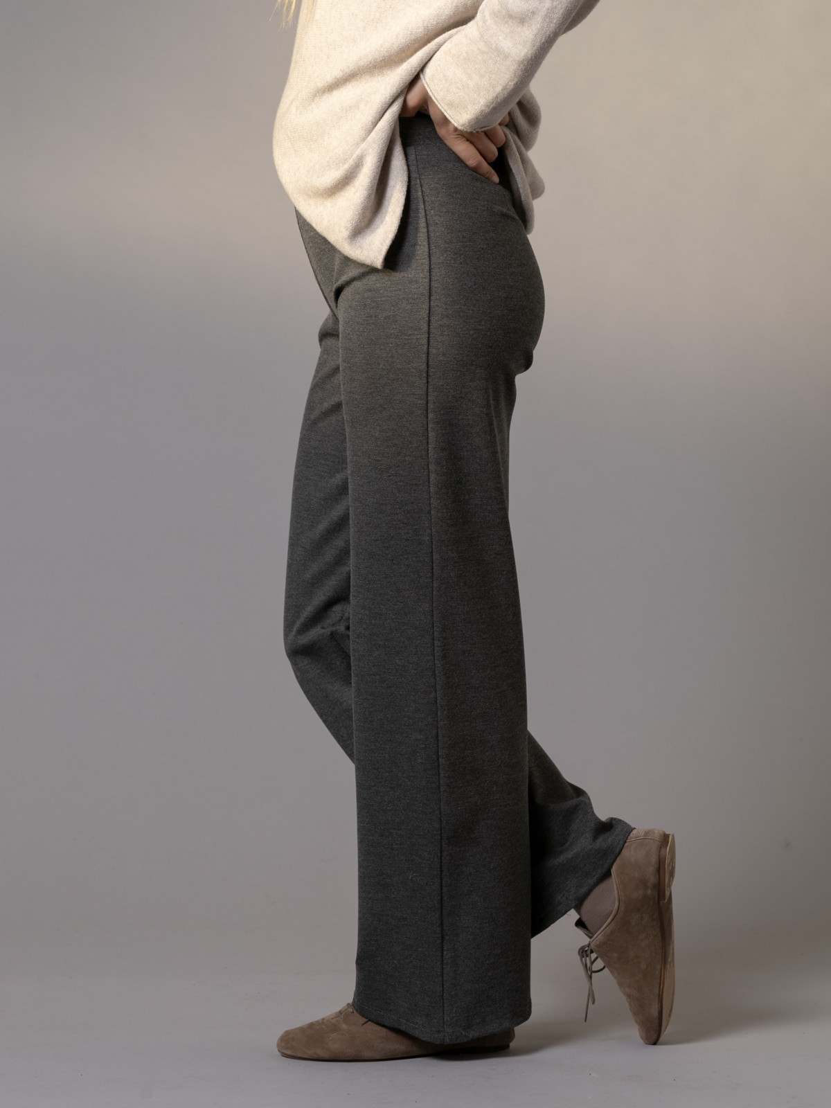 Pants + belt in matching 70's design  Grey colour