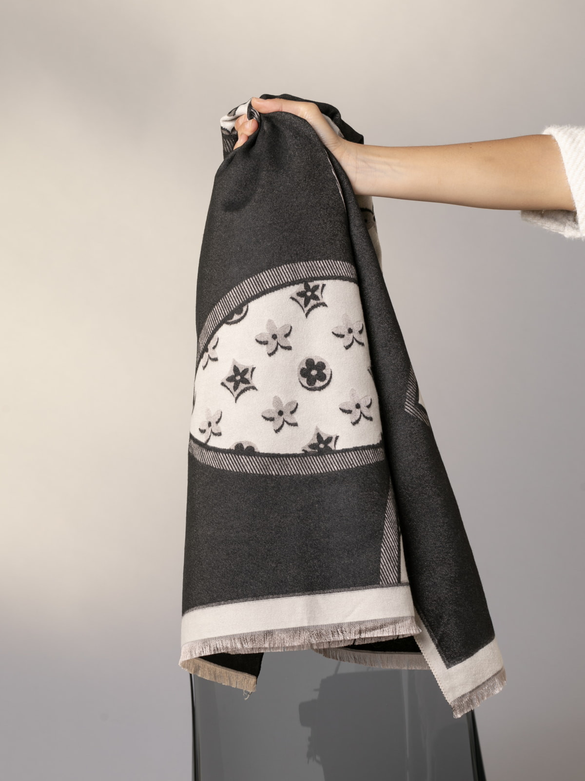 lv style scarf  Black colour