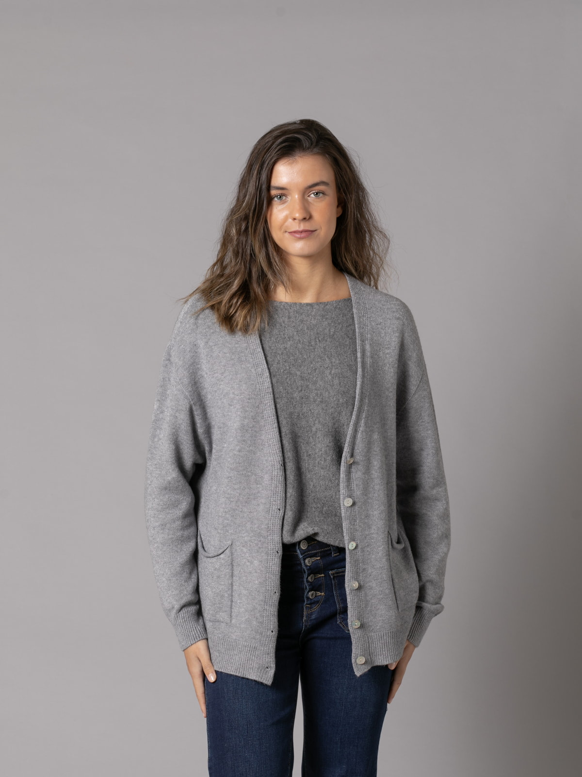 Cardigan punto soft botones color gris melange