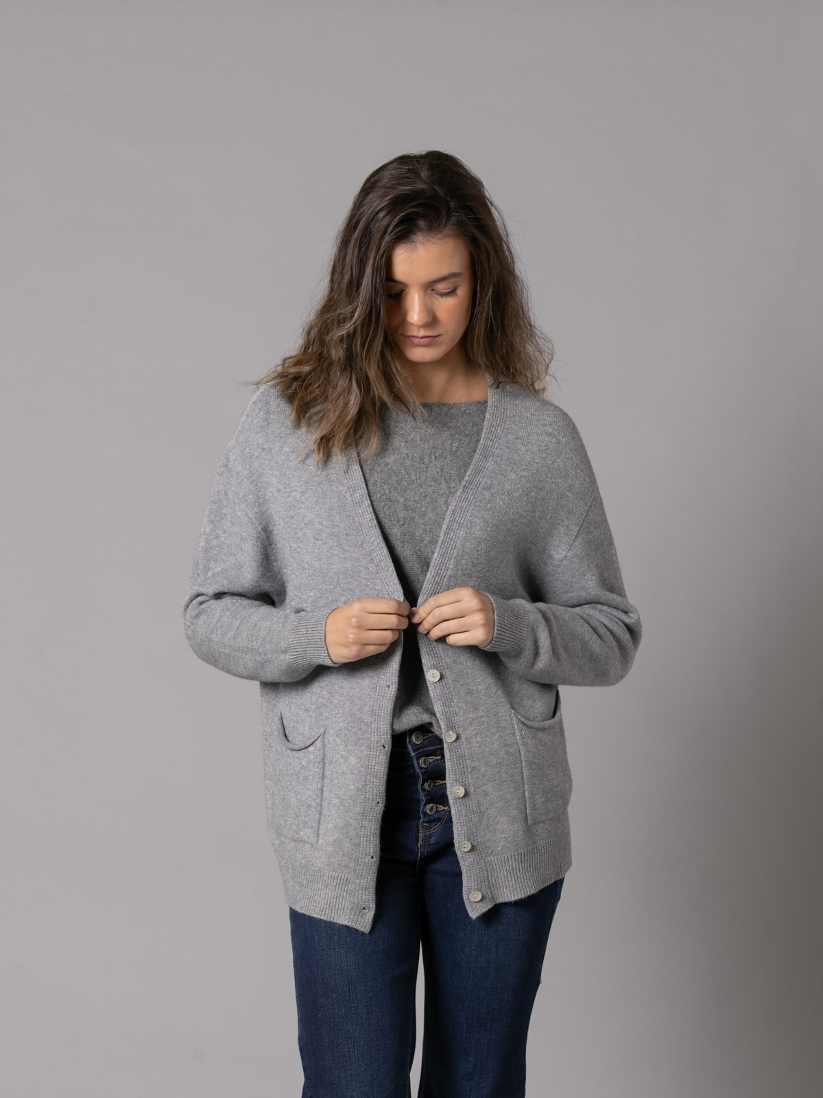 Cardigan punto soft botones color gris melange