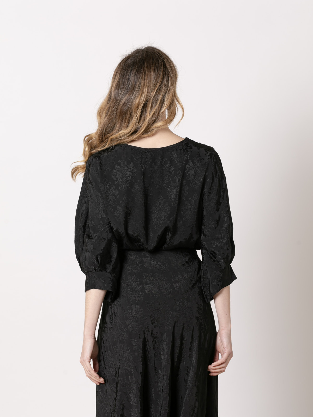 Blusa fluida bordado al tono color Negro