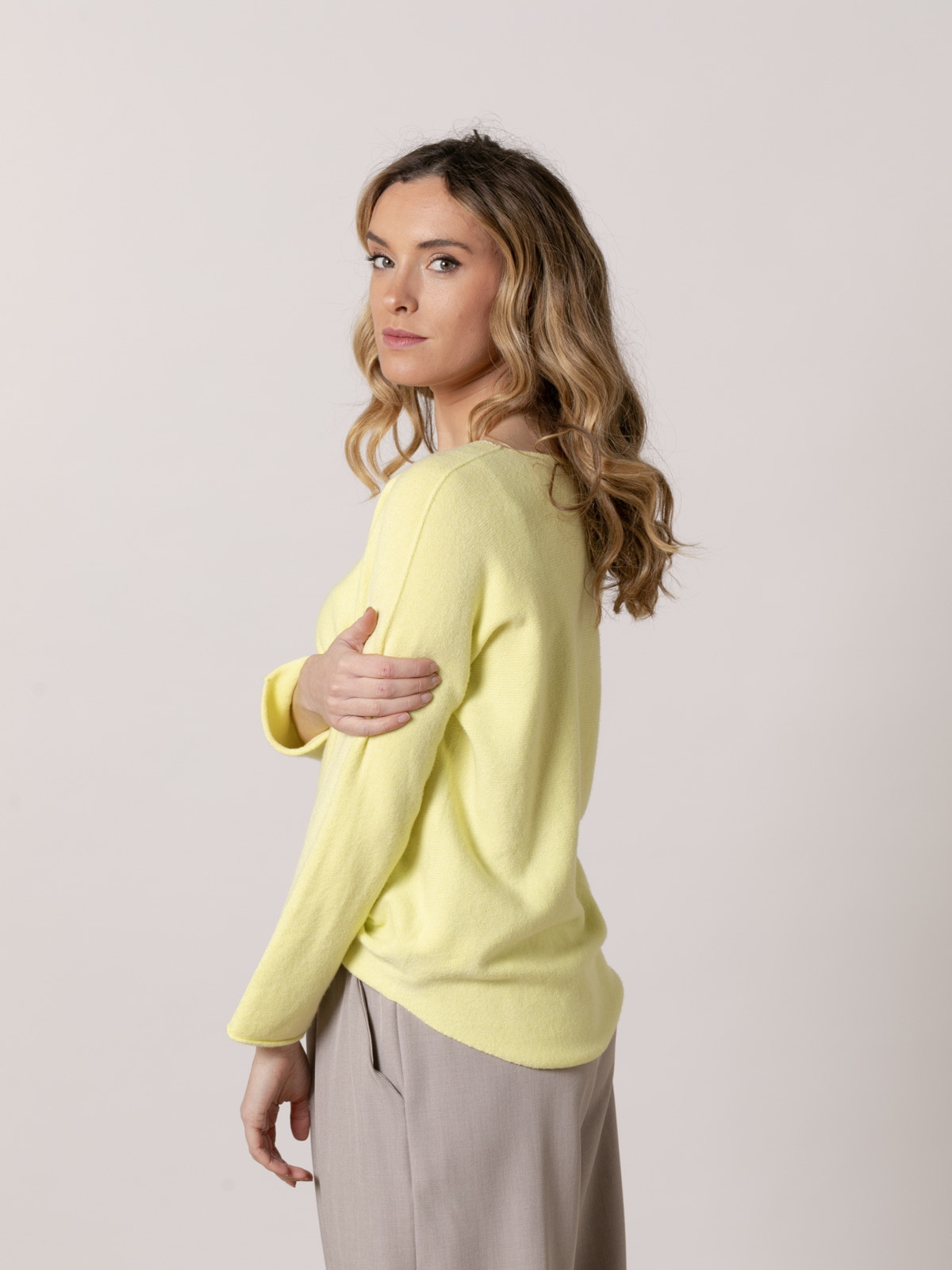 Essence soft V-neck jersey  Amarillo colour