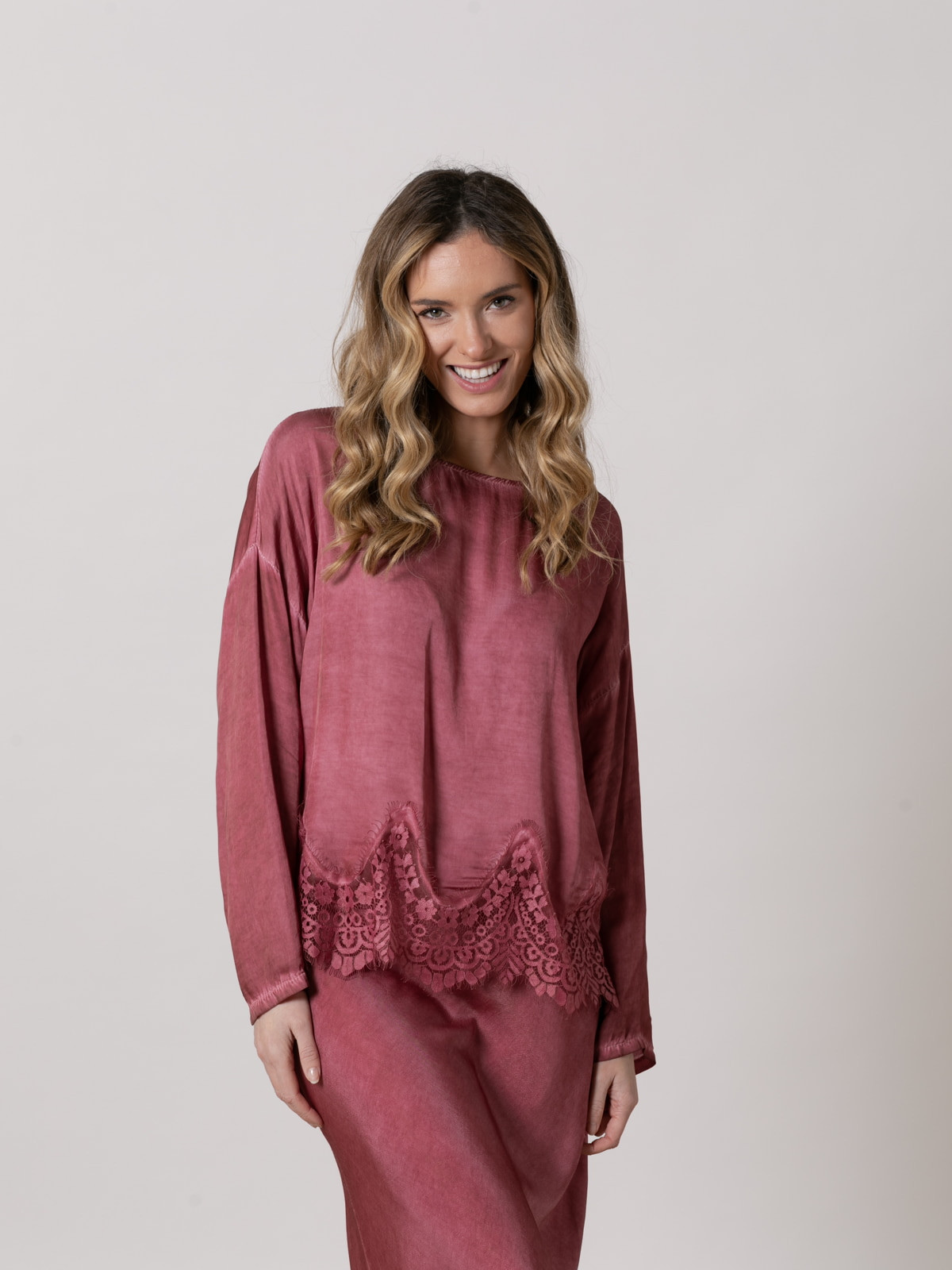 Flowing shirt with lace at the bottom  Bordeaux colour