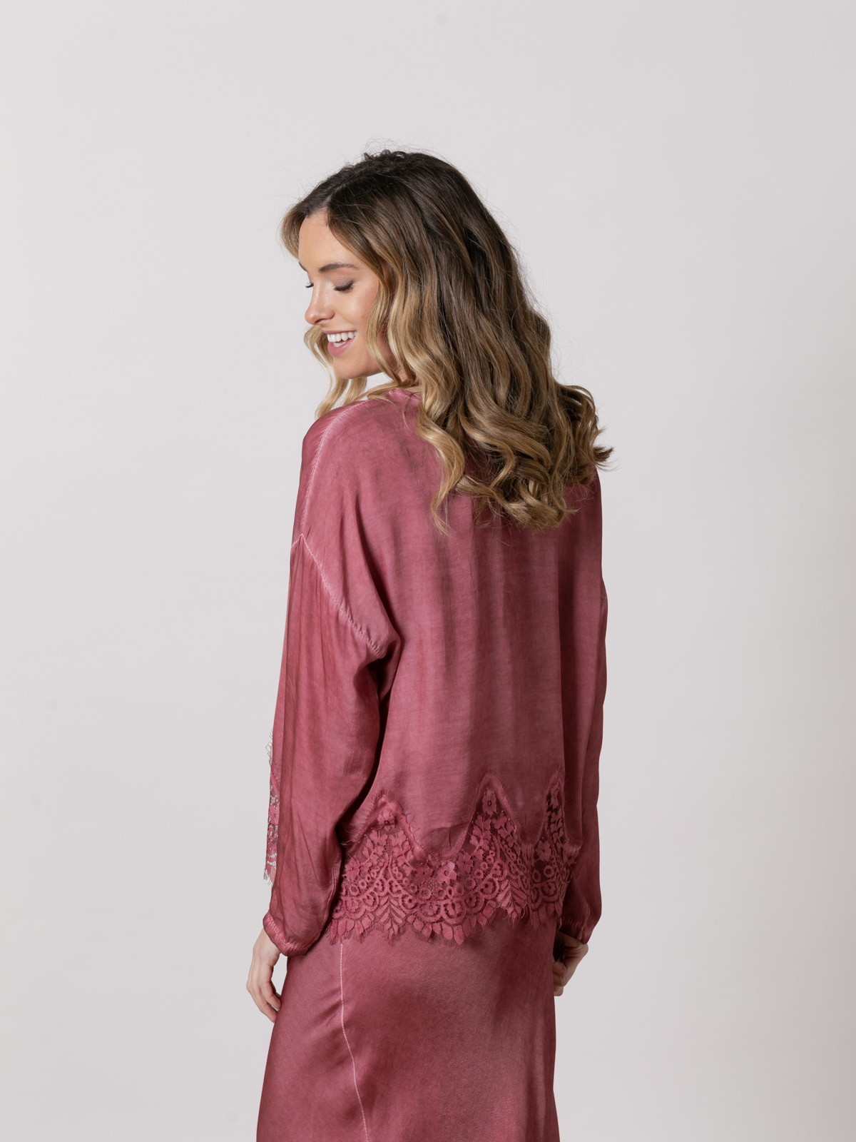 Flowing shirt with lace at the bottom  Bordeaux colour