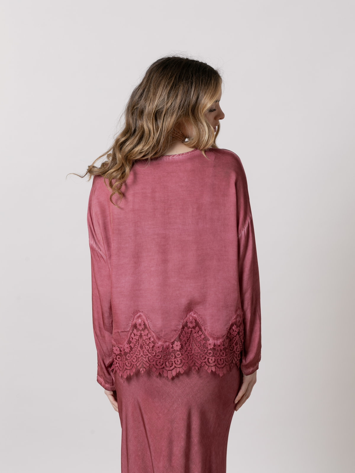 Flowing shirt with lace at the bottom  Bordeaux colour