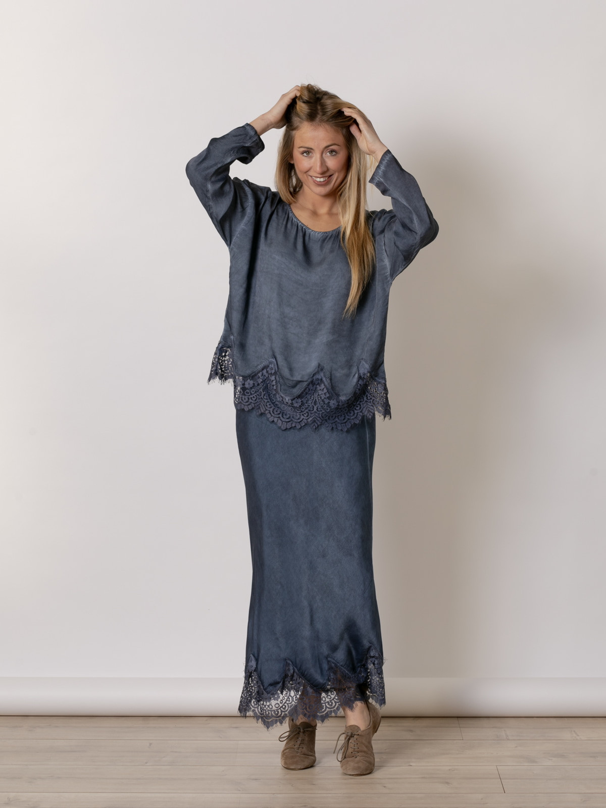 Flowing shirt with lace at the bottom  Blue Navy colour