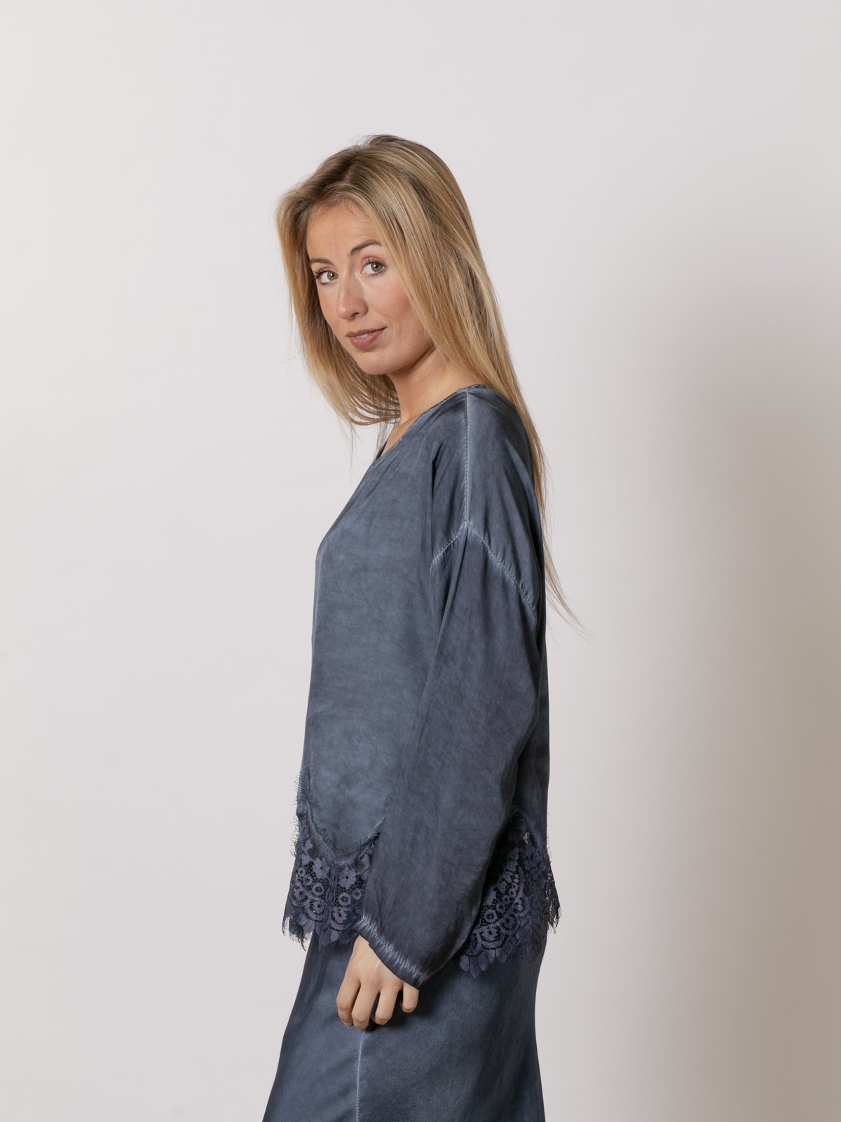 Flowing shirt with lace at the bottom  Blue Navy colour