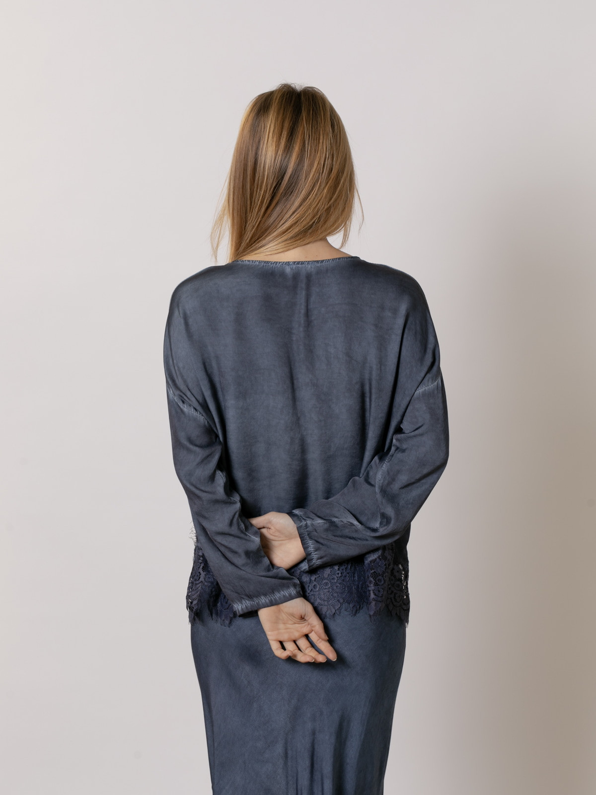 Flowing shirt with lace at the bottom  Blue Navy colour