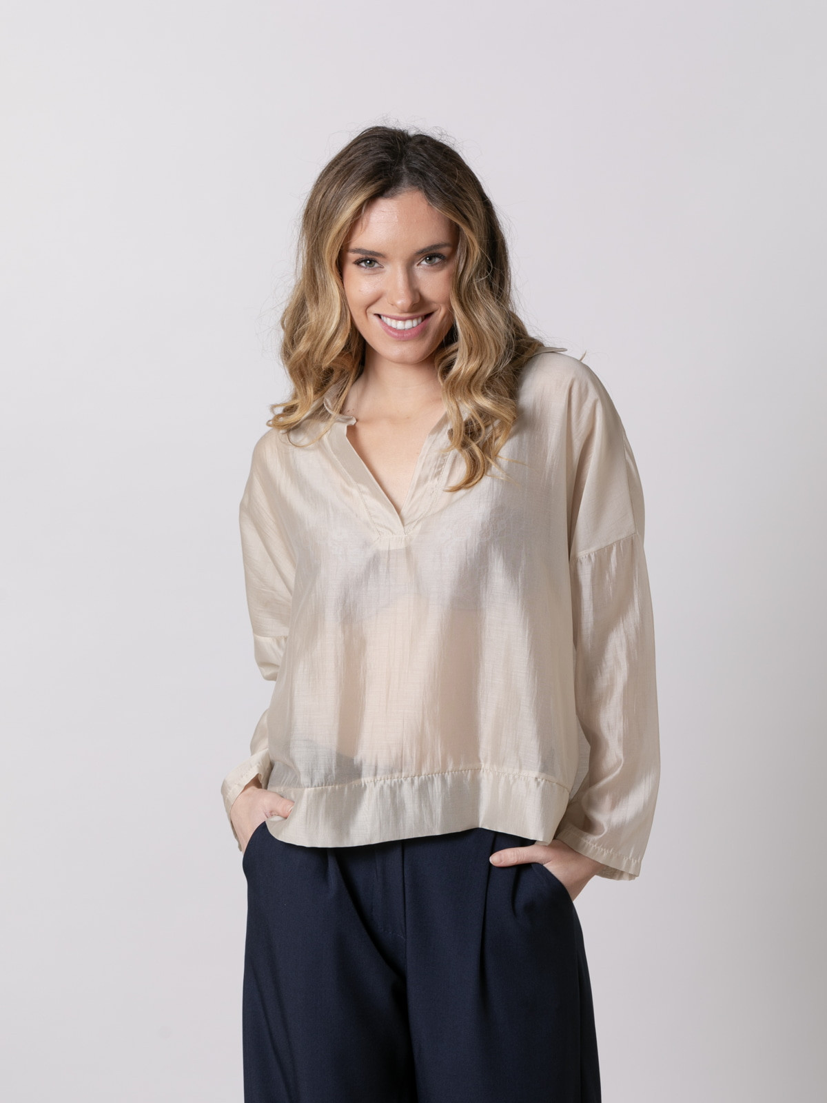 Camisa fluida semi tranparente color Beige