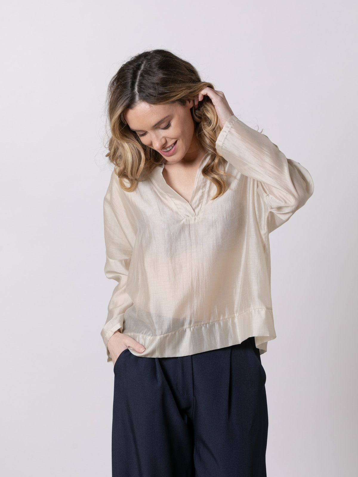 Camisa fluida semi tranparente color Beige