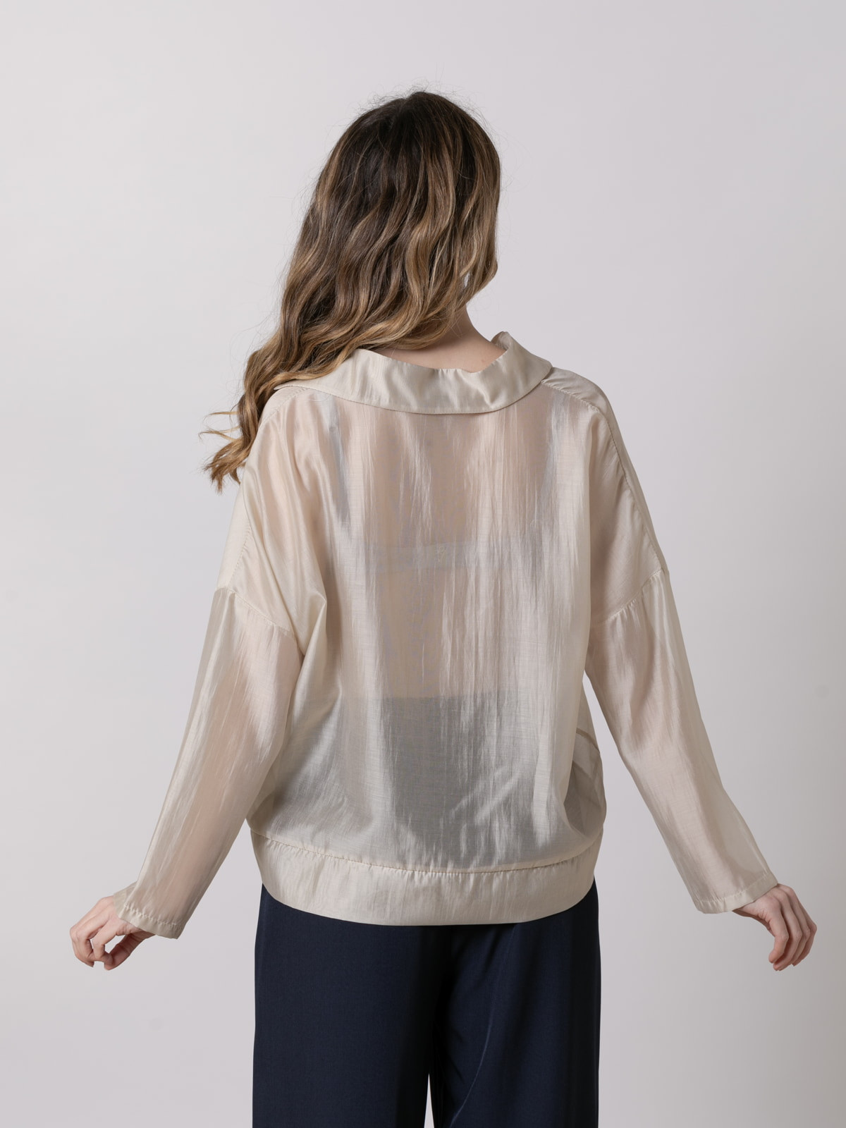 Camisa fluida semi tranparente color Beige