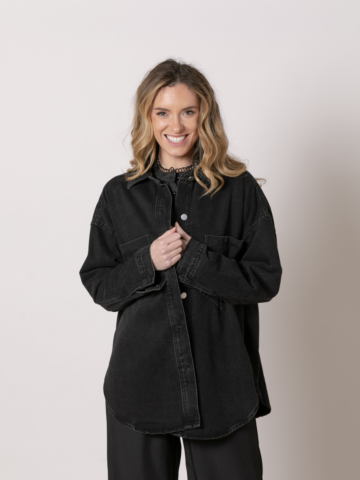 Chaqueta denim oversize color Negro