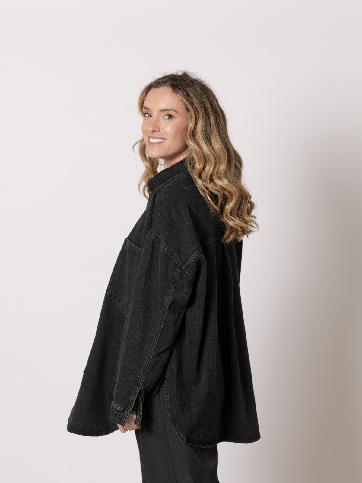 Chaqueta denim oversize color Negro